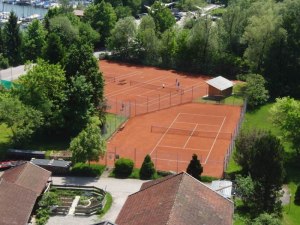 Tennis im Urlaub? Klar, mieten Sie sich einen unserer Plätze., © Tourist-Information Seebruck