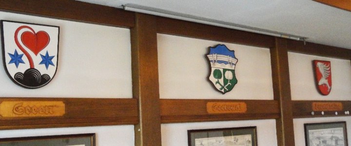 Die Wappen der ehemaligen Gemeinden an der Stirnseite des Sitzungssaales im Rathaus Seebruck, © Gemeinde Seeon-Seebruck