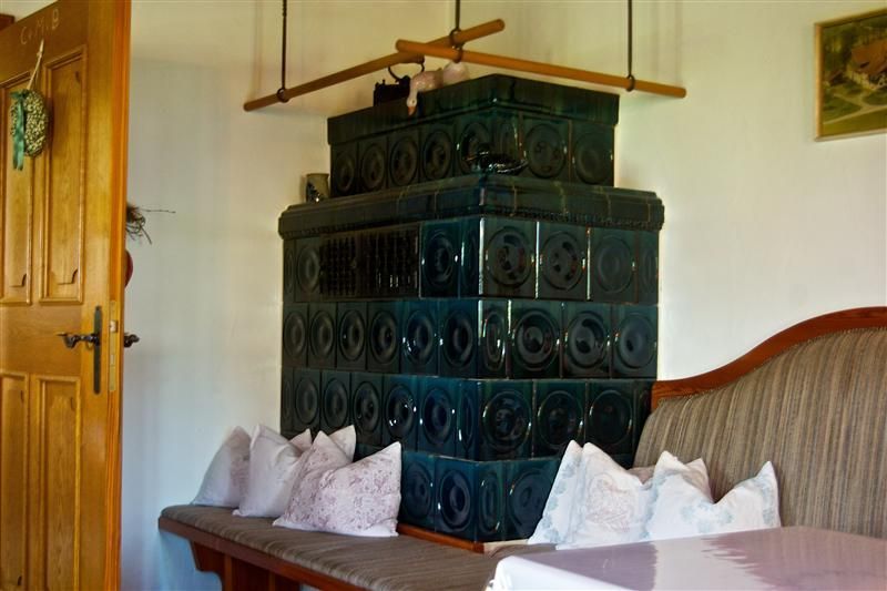 Unsere Bauernstube mit klassischem Kachelofen
