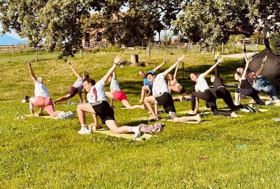 foto_moierhof_yoga_auf_wiese