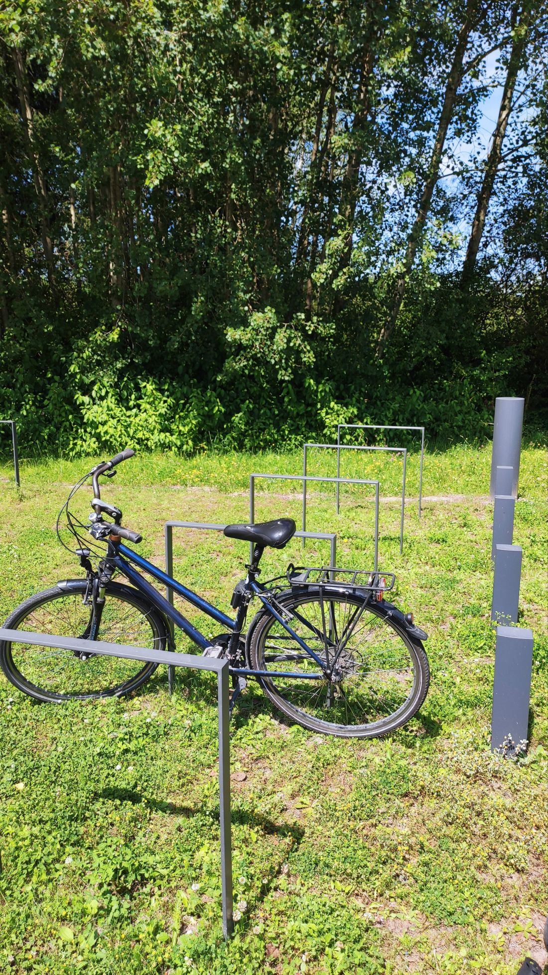 Radständer im Freien - mit E-Ladesäulen
