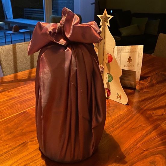eingepacktes Geschenk mit Furoshiki-Tuch