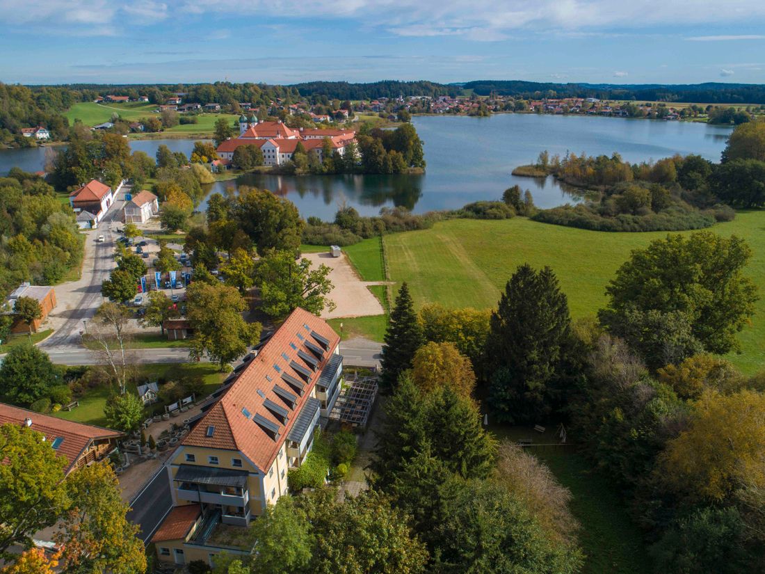 Luftaufnahme Haus Rufinus mit Blick auf den Klostersee