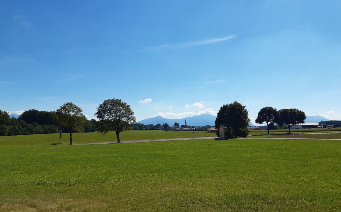 Bergblick Richtung Kampenwand über Gollenshausen