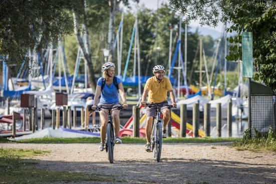 Radfahrer auf dem Chiemsee-Rundweg in Übersee