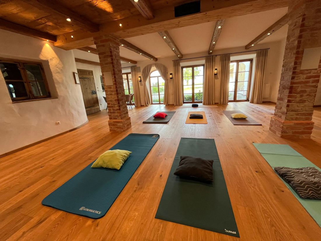 Yoga beim Esterer Hof drinnen