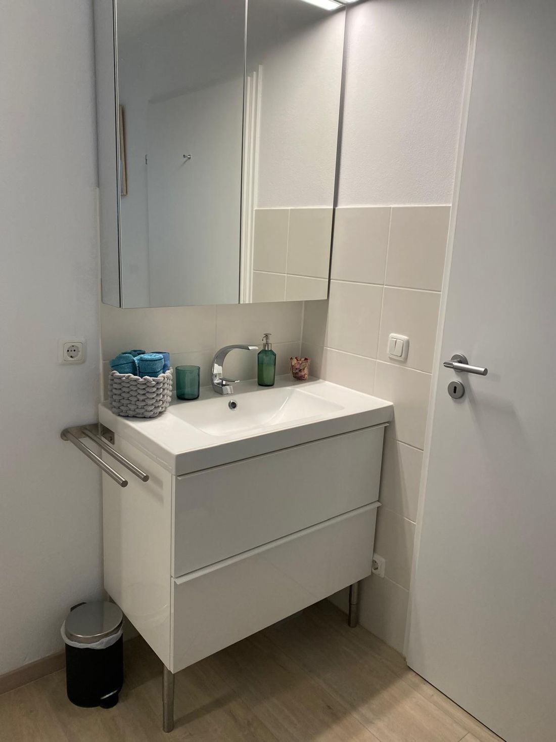 Waschbecken mit Spiegelschrank