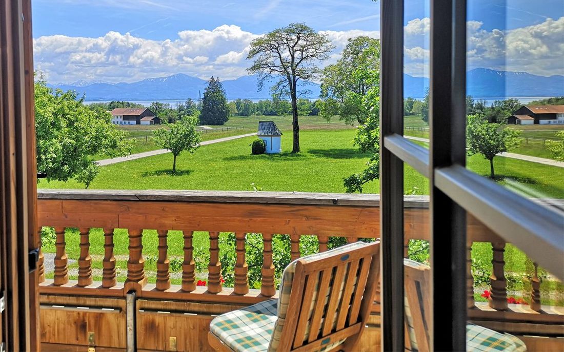 Balkon FeWo SPEZL mit freiem Blick auf den Chiemsee und die Alpen