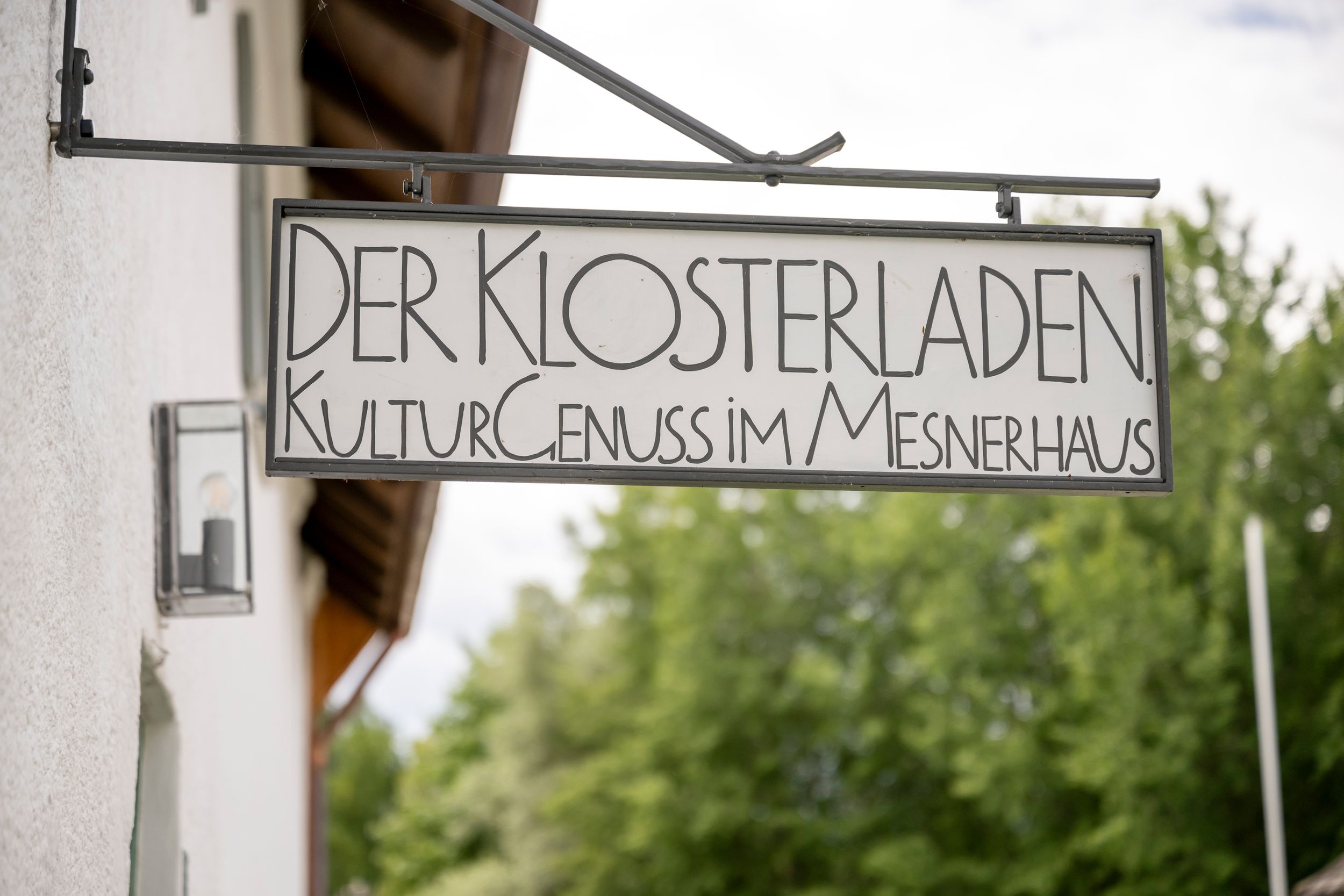 Eingangsschild der Klosterladen Kulturgenuss im Mesnerhaus von Kloster Seeon