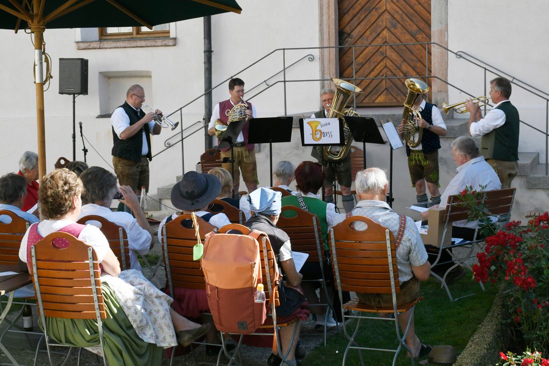 LiabaBrass im Innenhof von Kloster Seeon (beim Tag der Volksmusik 2025)