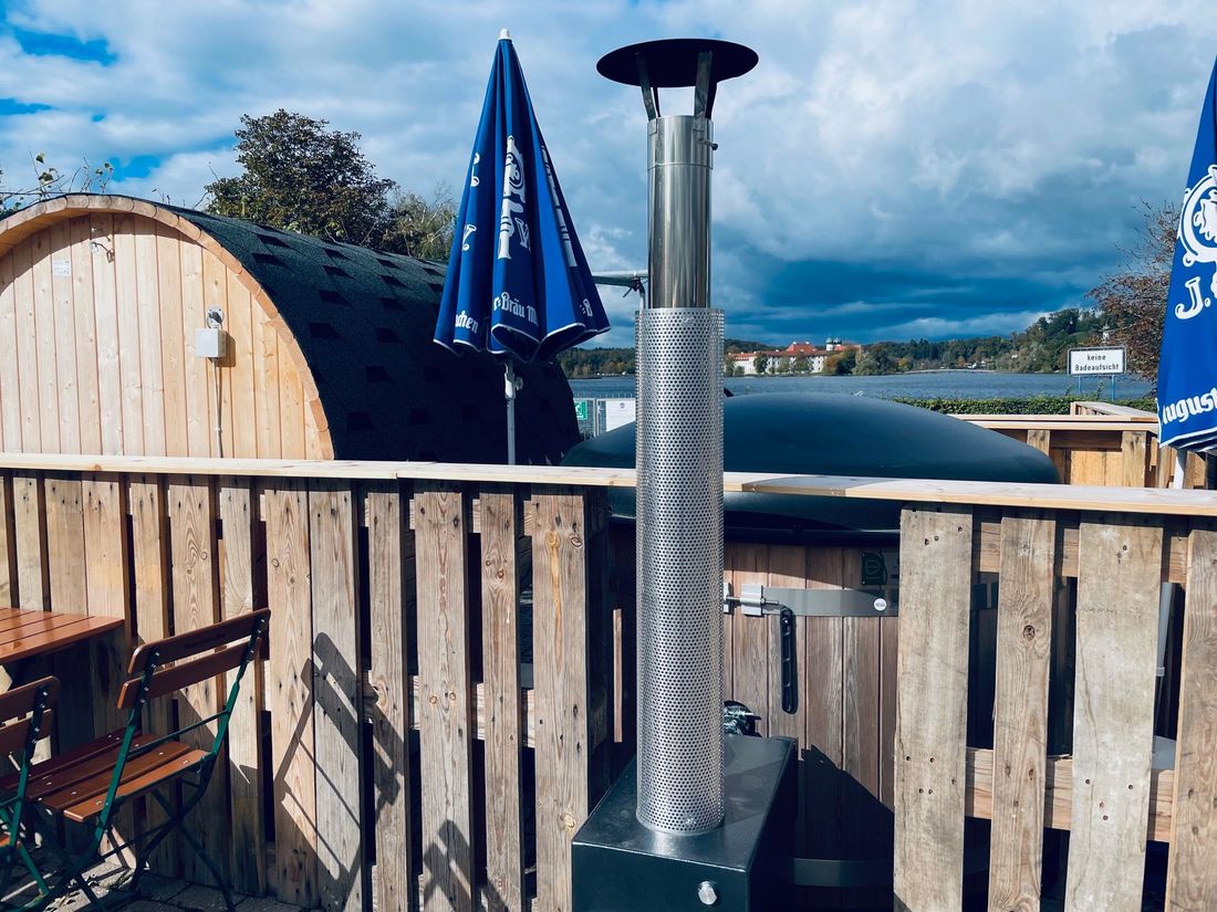 Sauna und beheizbarer Badezuber mit Blick auf das Kloster