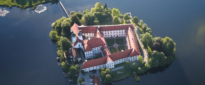 Luftaufnahme Kloster Seeon, Kultur- und Bildungszentrum des Bezirks Oberbayern, © Tourist-Information Seebruck, Sepp Niederbuchner