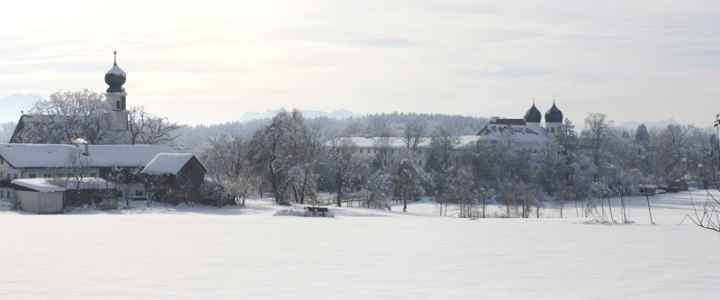 Blick auf das Kloster Seeon, © Tourist-Information Seebruck