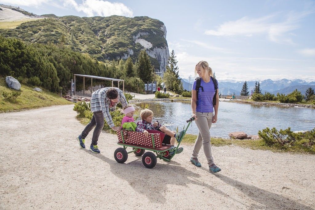 Familie im Triassic Park