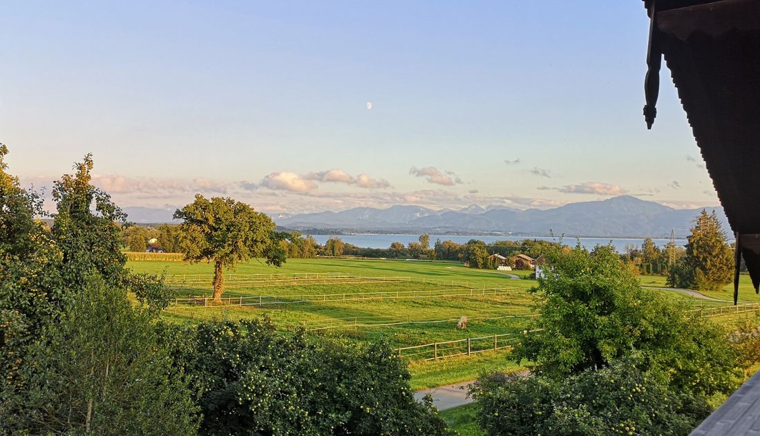 Ost-Balkon FeWo GSPUSI & SPOTZAL mit freiem Blick über den Chiemsee bis zu den Alpen