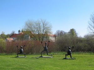 Heinrich Kirchner Skulpturen am Kloster Seeon, © Tourist-Information Seebruck