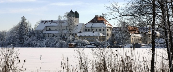 Kloster Seeon im Winterkleid, © Tourist-Information Seebruck